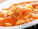 Рецепта Яхния от пилешко месо с доматен сос, картофи, лук и мариновани консервирани гъби
